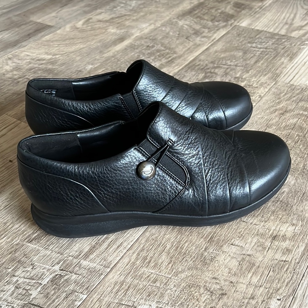 Clarks Women’s Un.Loop 2 Walk Black Loafer.